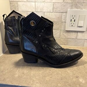 Women’s Casta Boots Black Textured Ankle